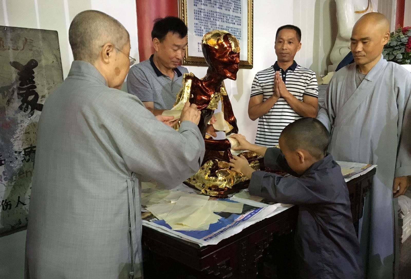 84岁尼姑绝食7日圆寂,坐缸3年修成正果,开缸后塑造金身供奉佛堂_仁义