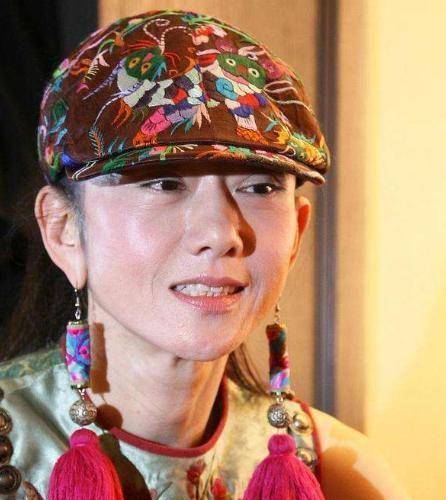 然而终于明白了,原来由于常年的节食保持体重,导致杨丽萍的身体太瘦