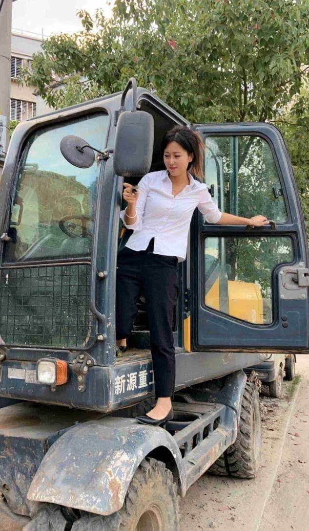 我,80后单亲妈妈,开挖掘机8年,养活2个孩子,收了5个男徒弟