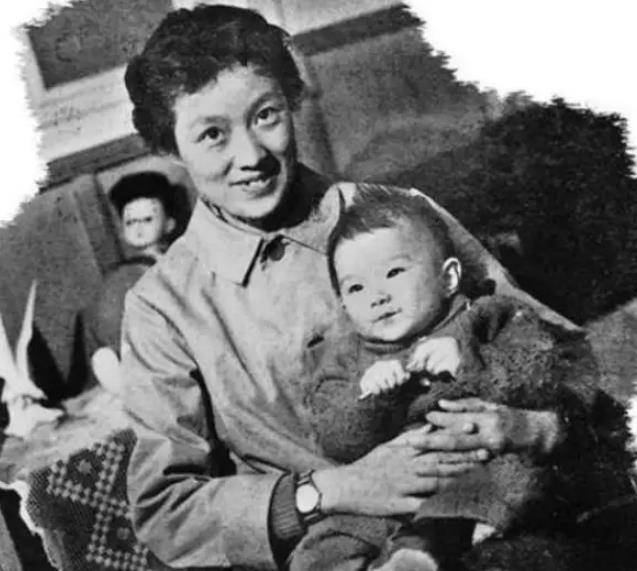亲生父母抛弃,两段坎坷婚姻,女儿评论章含之:太把男人当回事了_谈雪卿