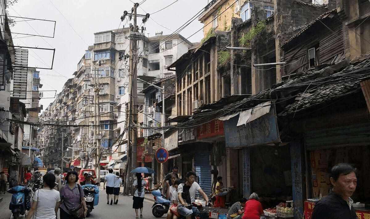 章记夫妻煎饼每次经过章氏夫妻的煎饼店,总是会看见乌泱泱一群人围绕