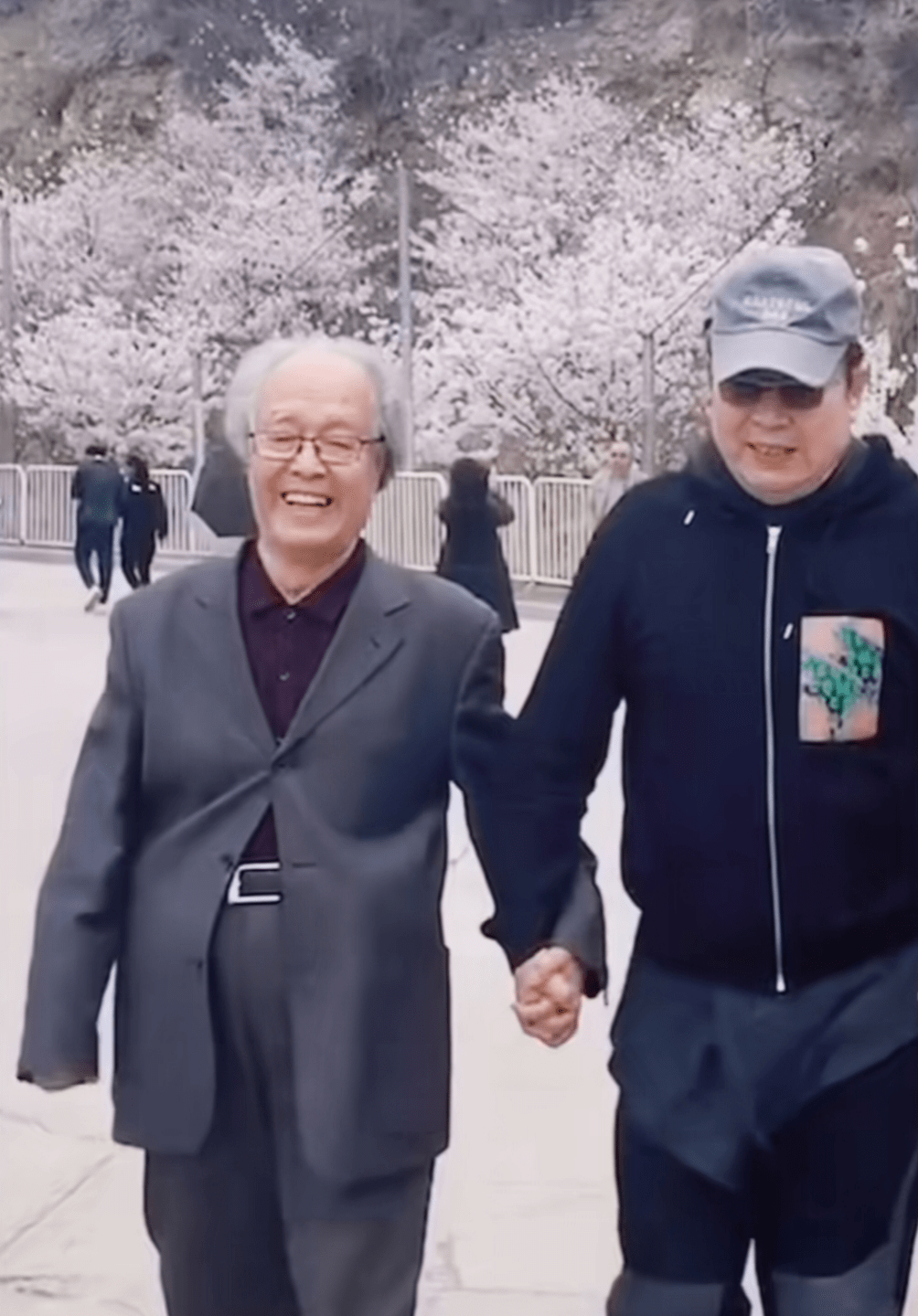 主持人王为念91岁父亲阳康,精神矍铄气色好,父子牵手散步好温馨_网友