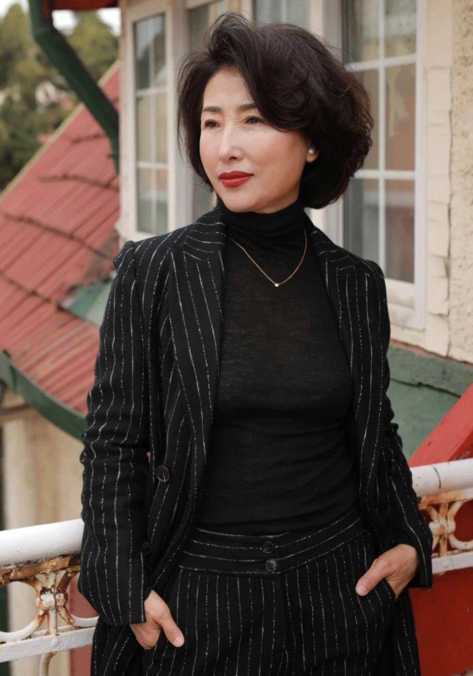 女人过了60岁,发型选这3种"贵妇卷"才显气质,有白发更高级_卷发_女性
