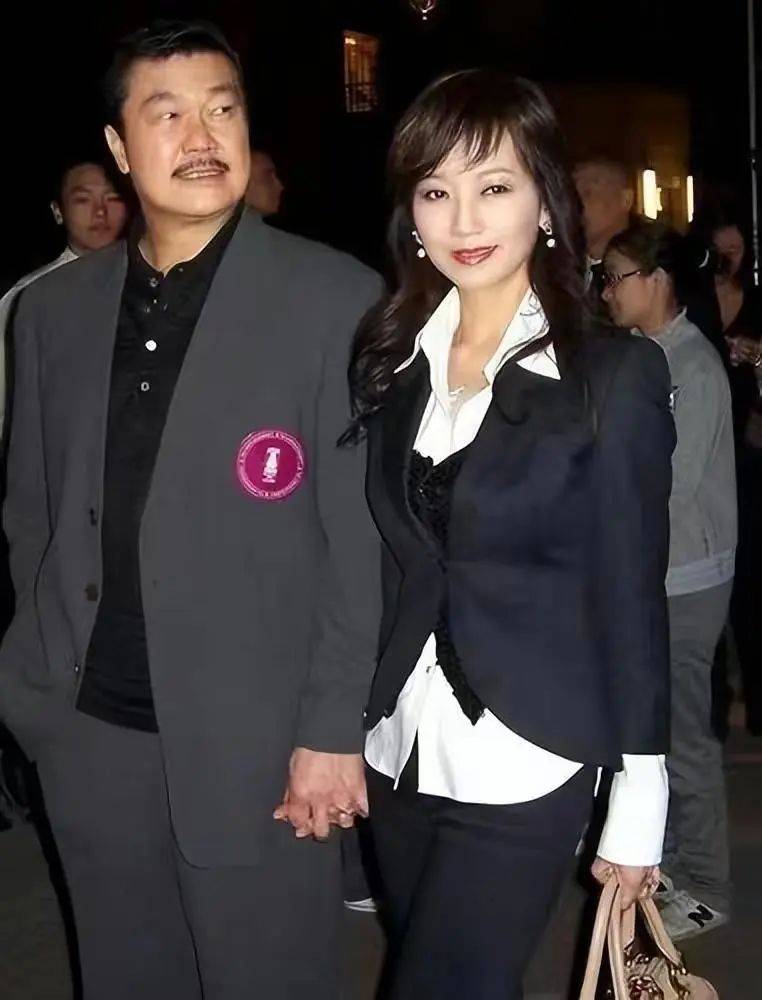 赵雅芝终现70岁真实状态,浓妆下也难掩沧桑,松垮的脸太显龄_黄锦燊