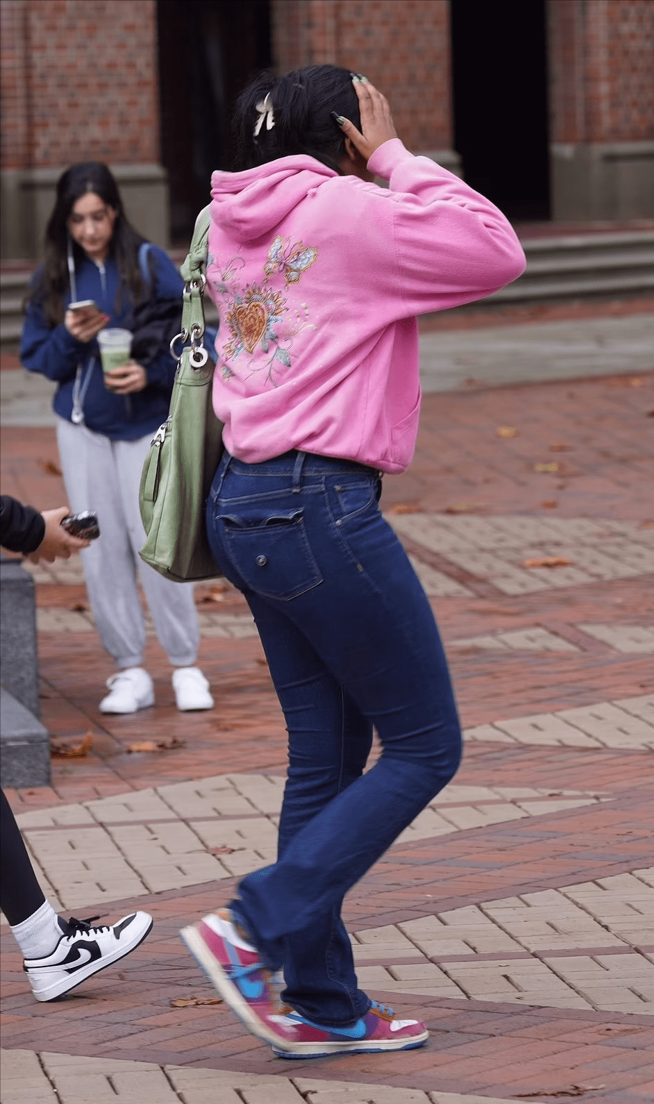 了头发,不再是之前非常狂野的风格,开始尝试学生范儿十足的清纯路线