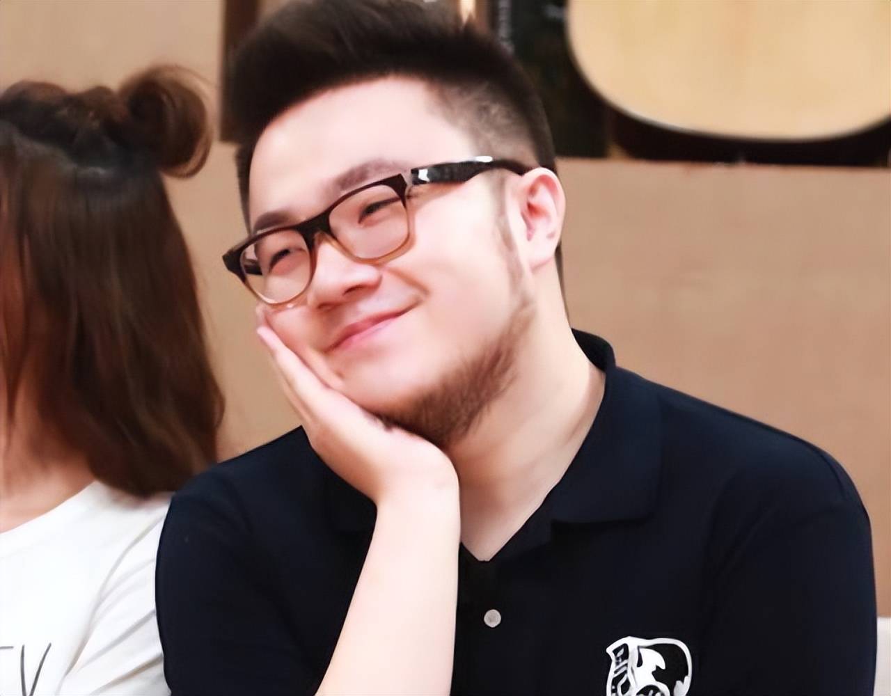 他成了一个演员,也开启了被嫌弃的演艺之路换做其他家庭,巴图也就是搞