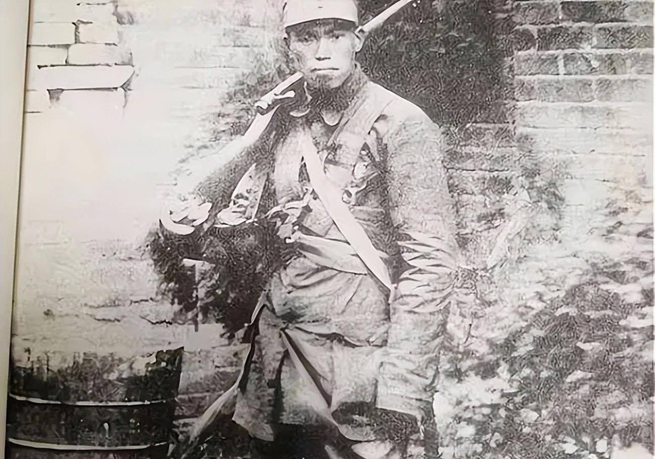 同乡梁兴初,梁必业同年参军,1955同授中将,两人截然