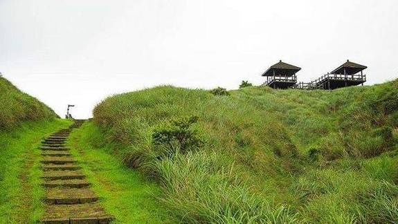 又送王孙去,萋萋满别情.远芳侵古道,晴翠接荒城.