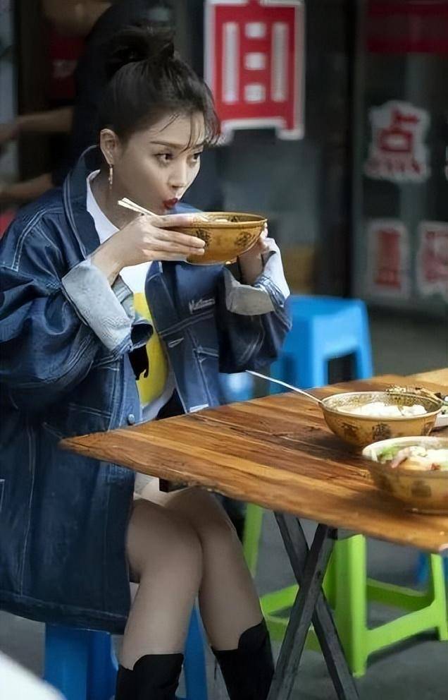 殷桃街边吃面被偶遇!