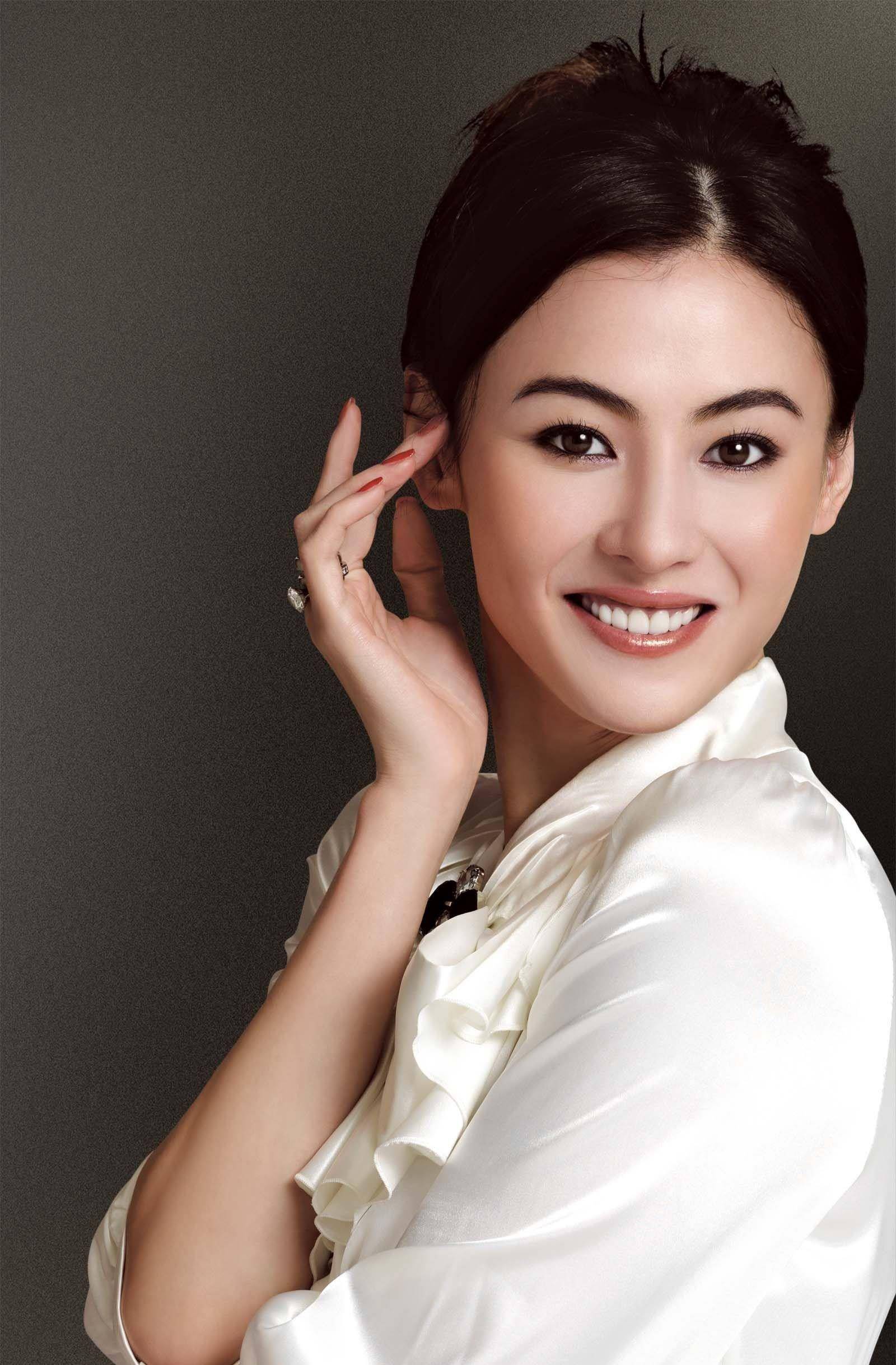 41岁小林青霞真实状态引热议,眼袋明显身形柴瘦娇小,法令纹突出_孩子