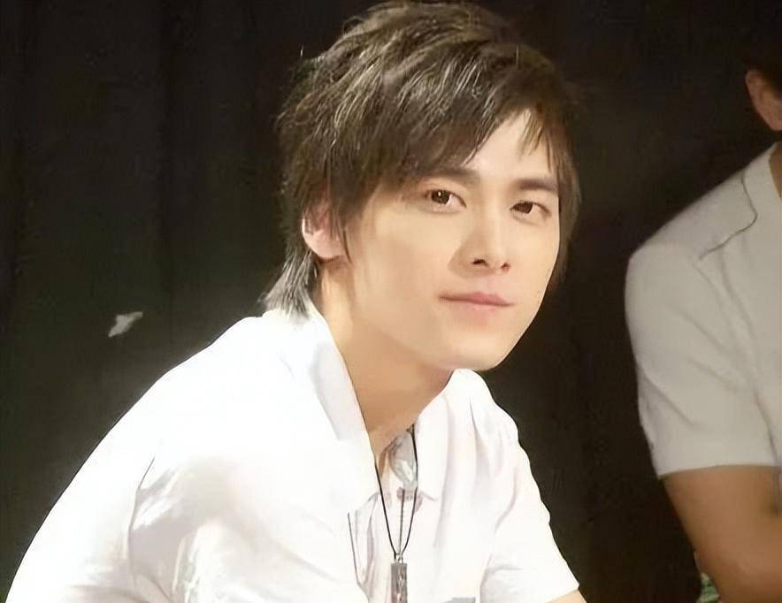曾霸榜78天,凭借一己之力抗衡韩流,国民校草李易峰缘何陨落?
