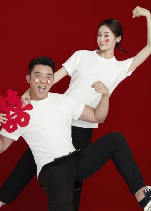 郑恺苗苗在5月21号13点14分官宣结婚,二人捂着肚子疑似证明怀孕_祝福