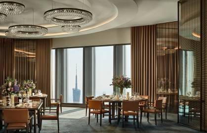 在酒店3层大宴会厅,城中最高活动空间——位于108层的丽雅阁,以及105