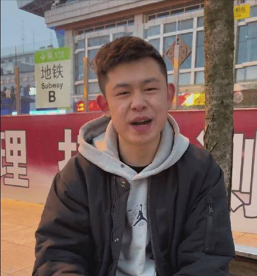 "演技天花板"晓凡凡,一人分饰50个角色,演活春运演哭无数网友_视频