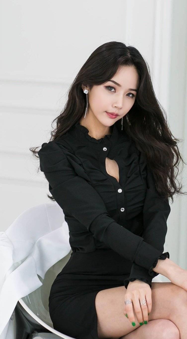 热情似火又含蓄内敛的长腿美女