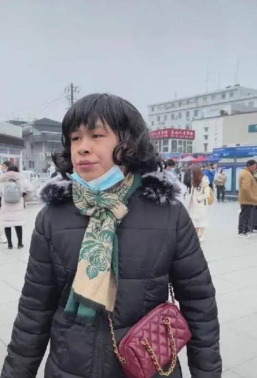 "演技天花板"晓凡凡,一人分饰50个角色,演活春运演哭无数网友_视频