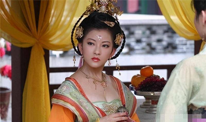 于是长孙无忌顺藤摸瓜,逮住了房遗爱.老婆谋反,老公自然逃不了干系.