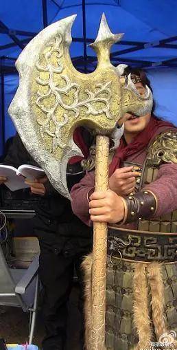 三传》中的人物,其身份乃的程咬金的孙子,手持一把八百余斤的开山大斧