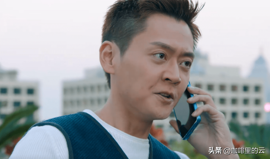 犹记得《踩过界》里,谷一夏涉嫌sha人的时候,王励凡进警局去看他,衣服