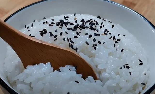 今天才知道,蒸米饭加入3样东西,蒸出来的米饭香甜松软更好吃_大米