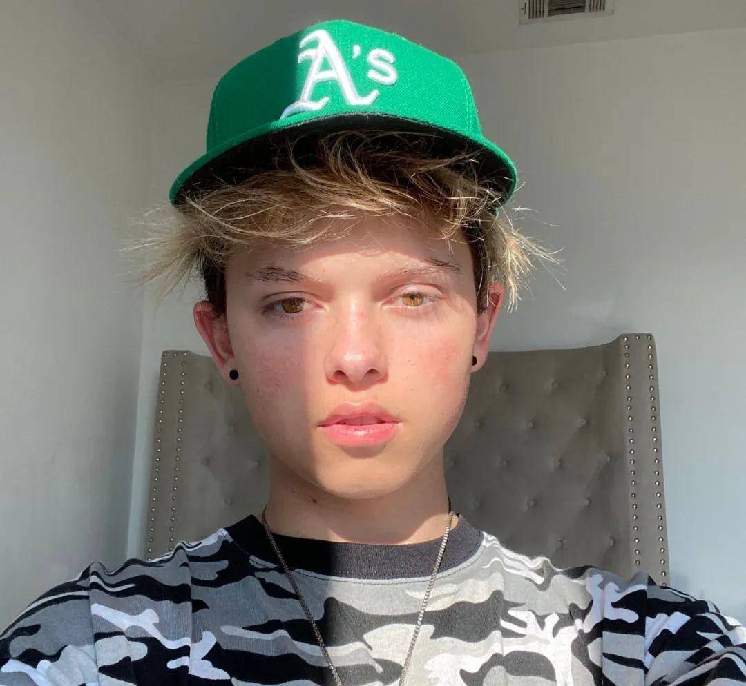 读初中时,小11已经直接官宣了自己的初恋,对方虽然是大她两岁的jacob