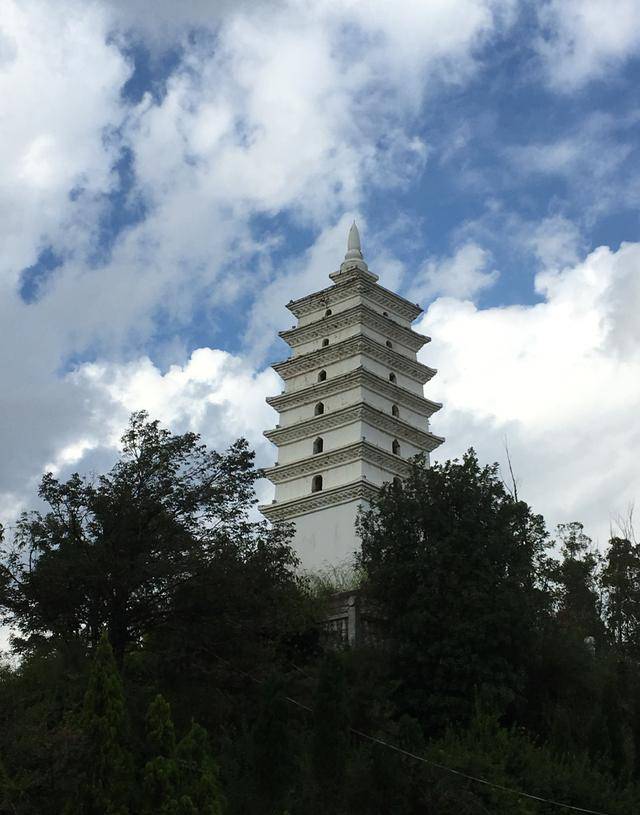 云南玉溪华宁第一塔,名为锁水塔:是当地的一座风水宝塔