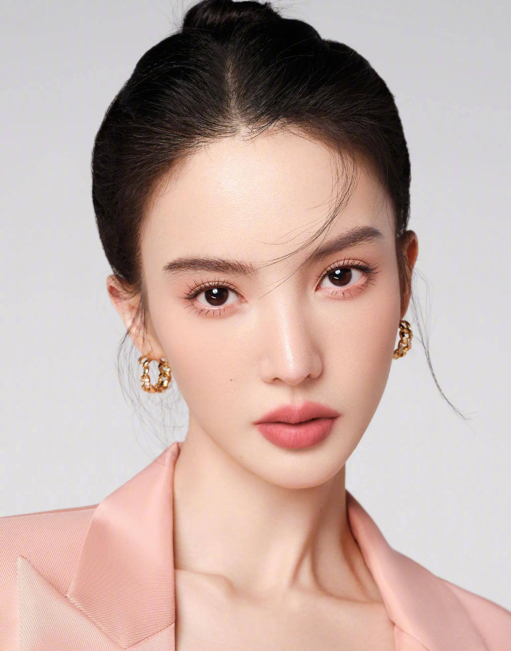 金晨穿裸色露肩鱼尾礼服勾勒婀娜曼妙好身材,优雅高贵,美艳妩媚_上岸