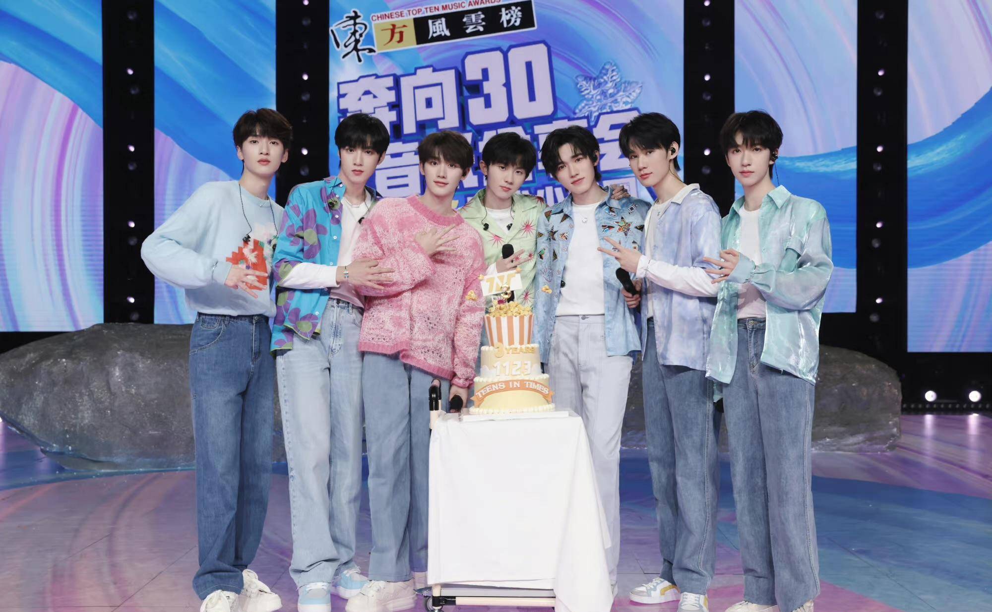 时代少年团接机现场混乱不堪,同行乘客发文斥责_路人_几位_视频