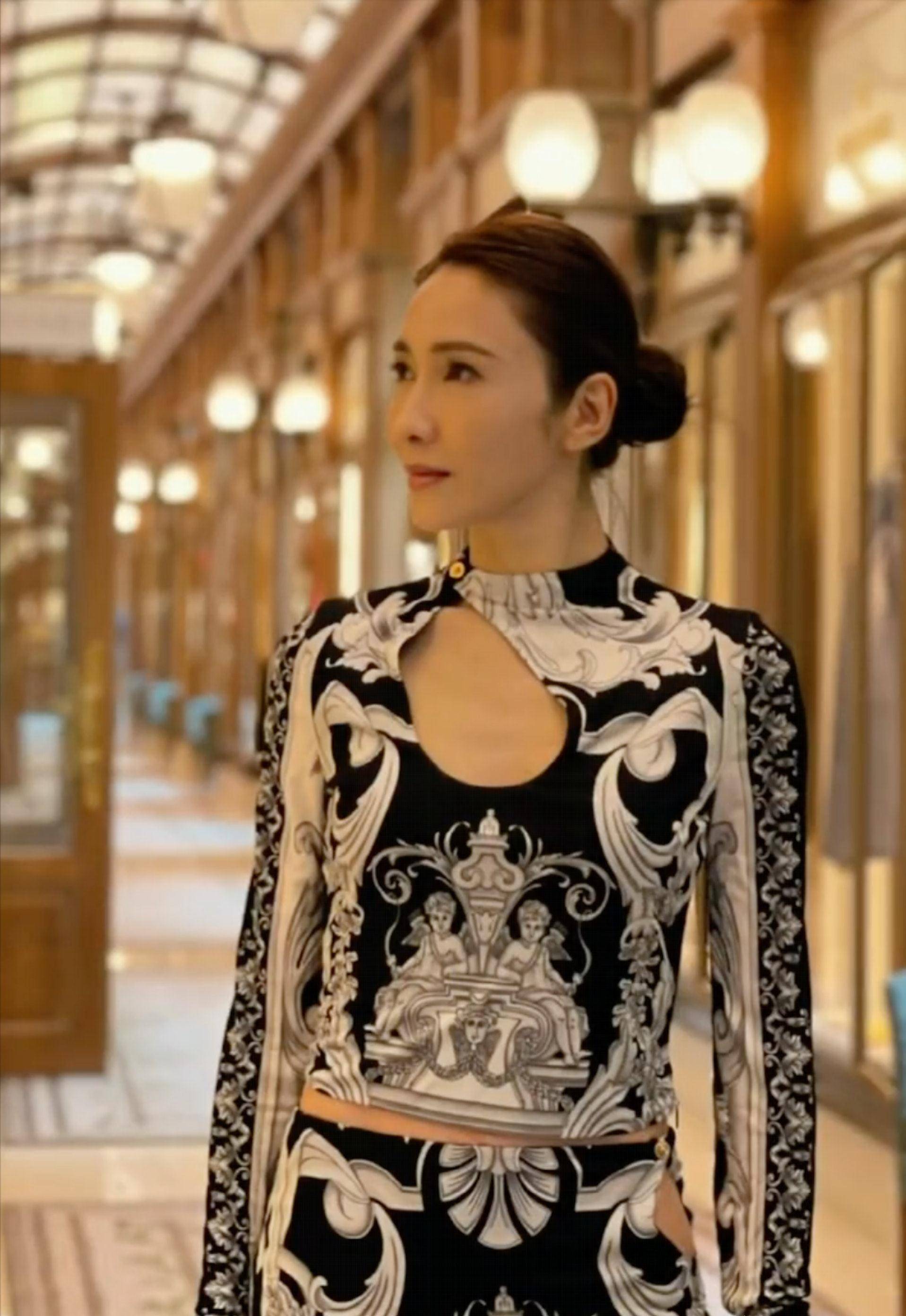 50岁黎姿巴黎之旅,小露时尚,穿黑白色镂空晚装,大叹美酒甜品_网友