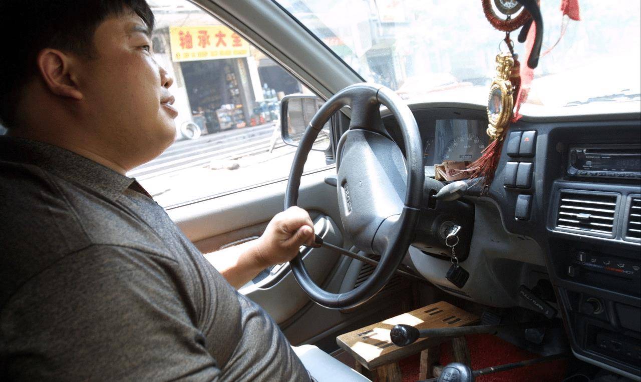 "无腿总裁"唐毅:坐拥上亿资产,娶1米7美女秘书,活成人生赢家_父母