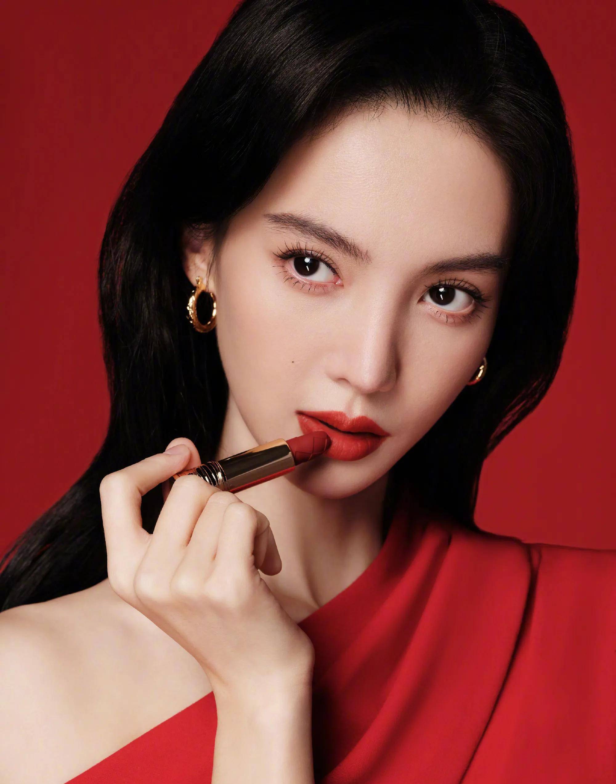 金晨穿裸色露肩鱼尾礼服勾勒婀娜曼妙好身材,优雅高贵,美艳妩媚_上岸