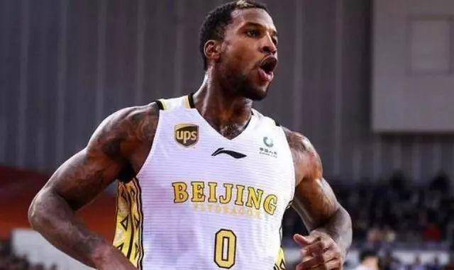 被cba裁判吹哭的铁汉,应被温柔以待_罗宾逊_下场比赛_规则