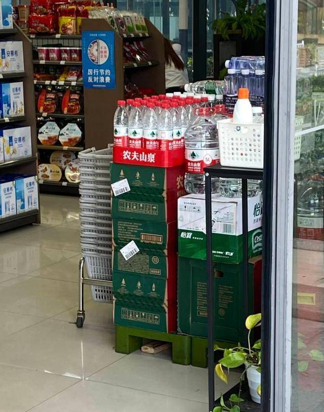 除了怡宝,农夫山泉,百岁山等品牌,还有娃哈哈,康师傅,伊刻活泉等瓶装
