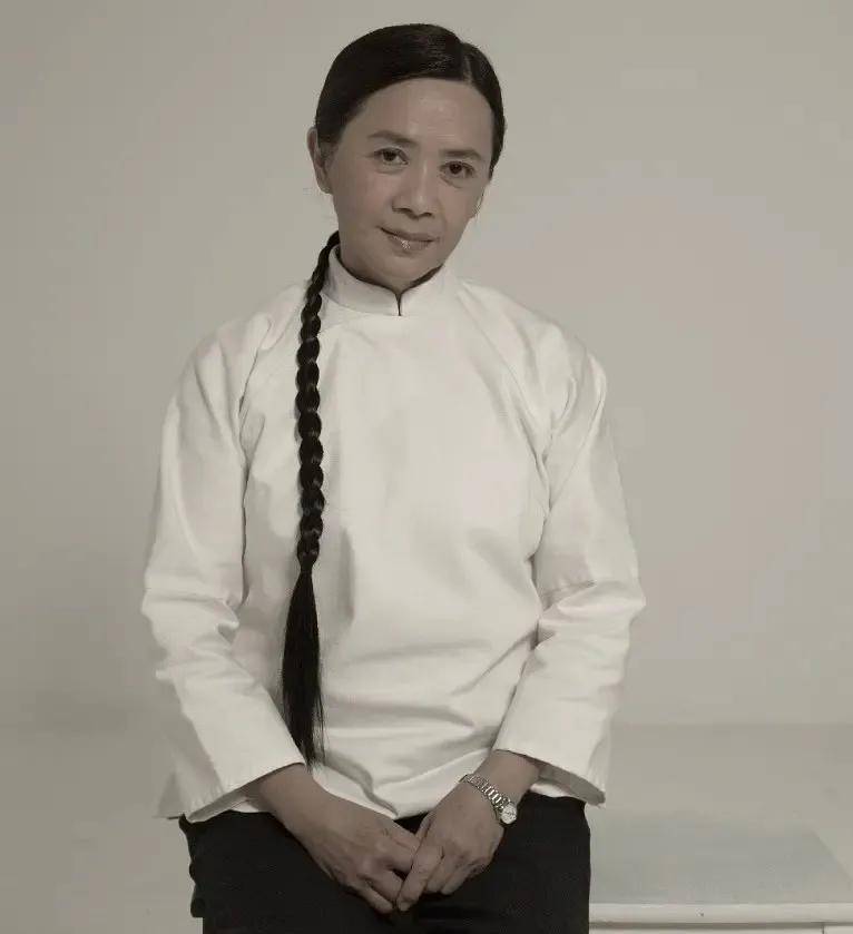 郑康业的前妻就是叶德娴,2011年上映电影《桃姐》中的"钟春桃".