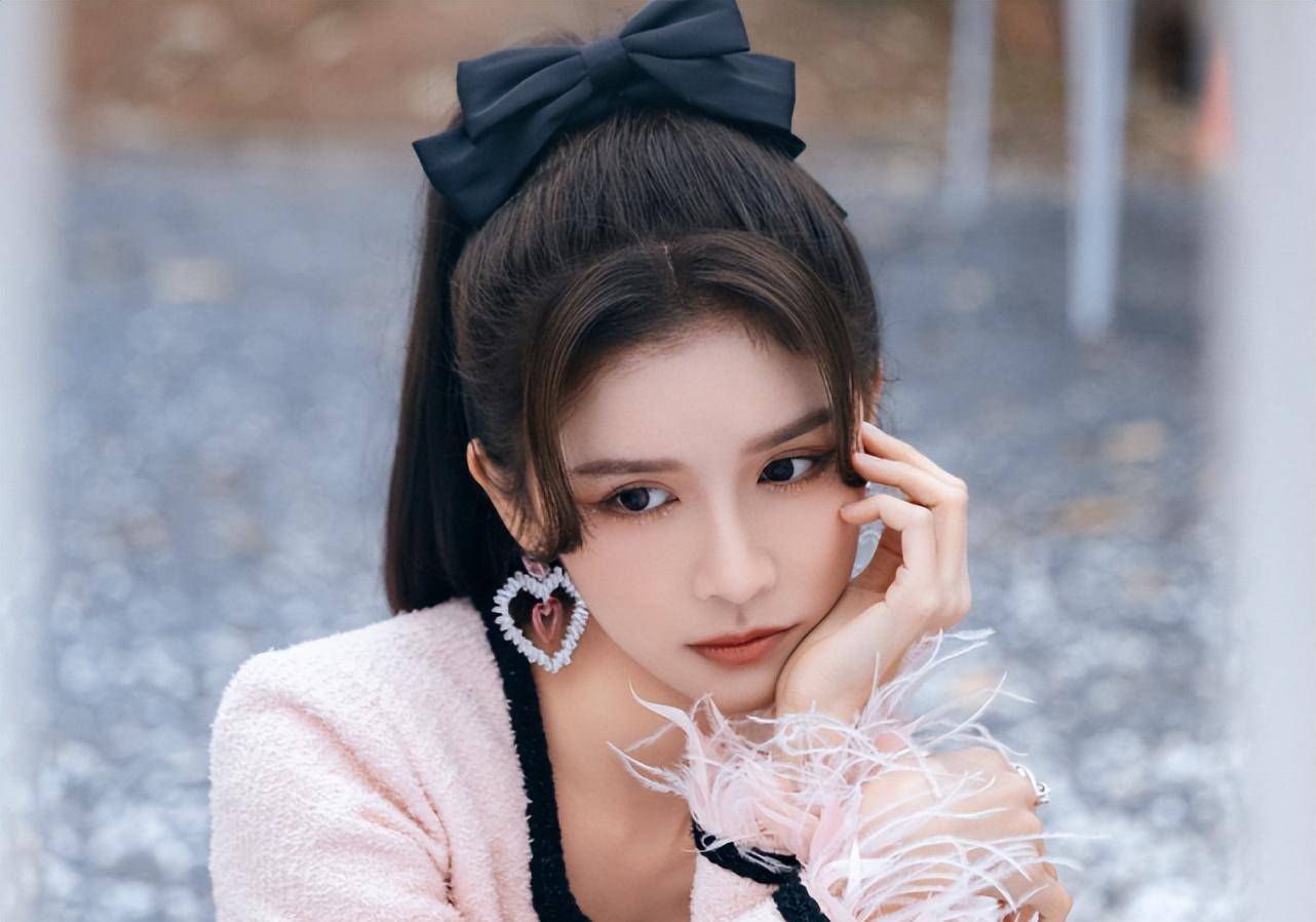 虽说她今年才29岁,但蔡卓宜已经有过一段婚姻,据悉,前夫是马来西亚的