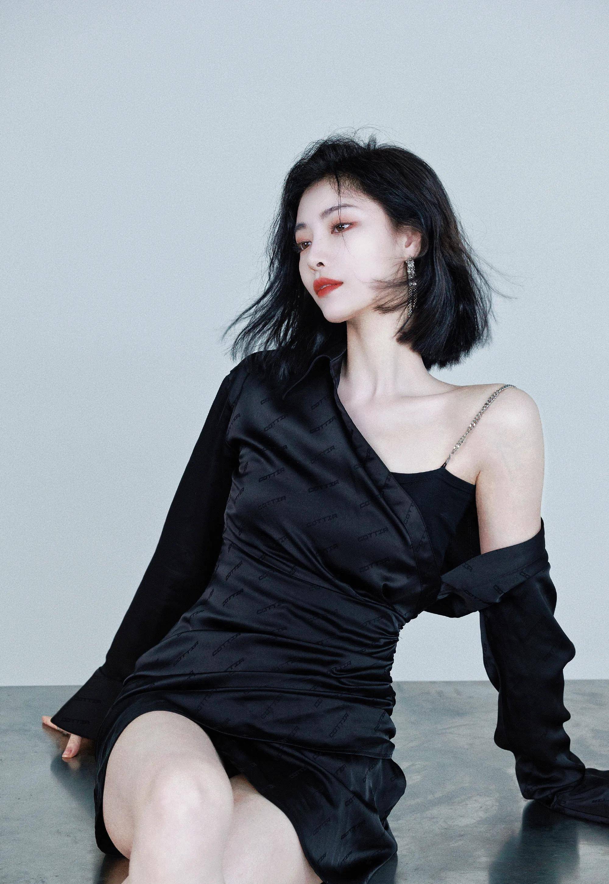 许佳琪27岁生日写真,在高冷酷飒御姐和清新元气学姐中切换自如_实力派