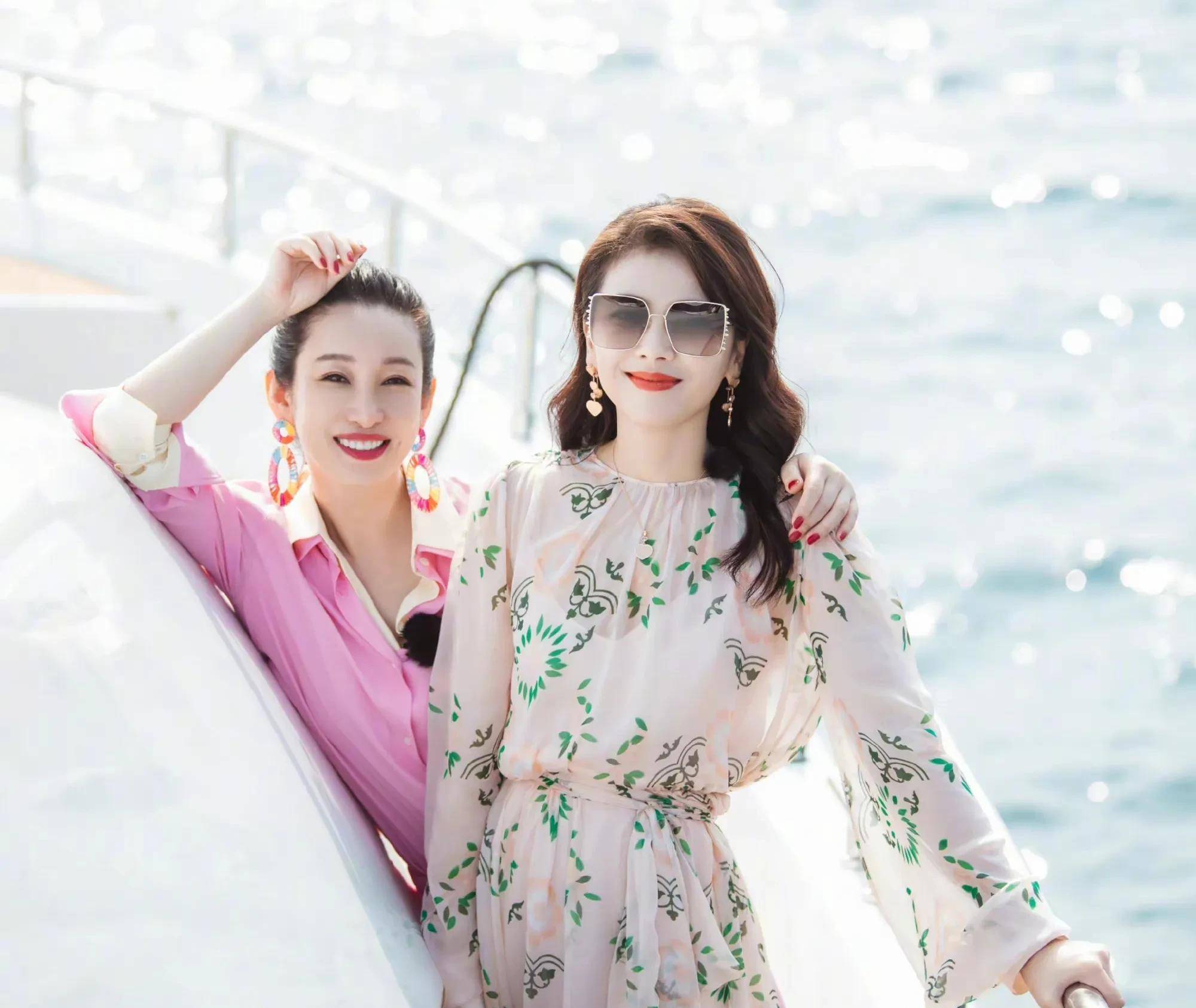 刘涛晒照为秦海璐庆生,相伴15年感情深,同是44岁合照刘涛更年轻_俩人