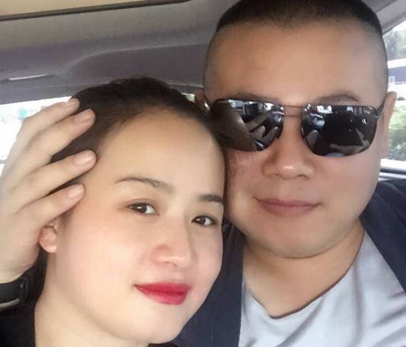 郑敏晒岳云鹏怼脸照,调侃老公长青春痘,小岳岳胡子拉碴一脸冷漠_老婆