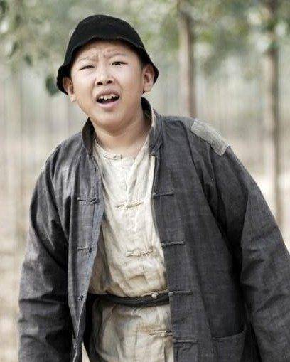 侯祥个子不高,同时长着一张娃娃脸,所以出道以来基本上都是扮演儿童