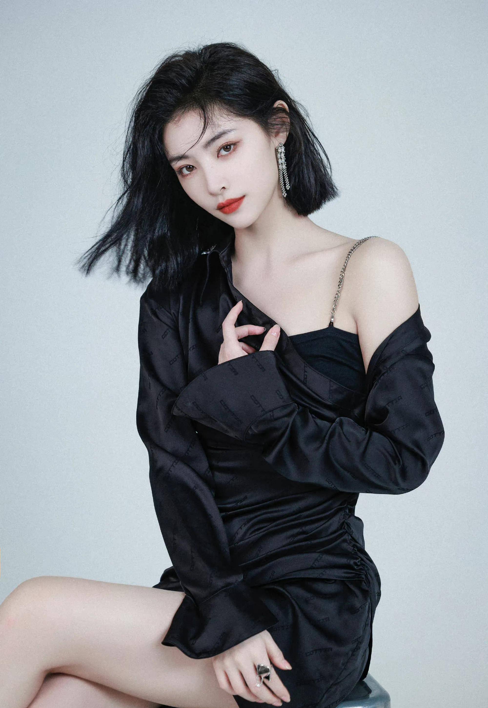 许佳琪27岁生日写真,在高冷酷飒御姐和清新元气学姐中切换自如_实力派