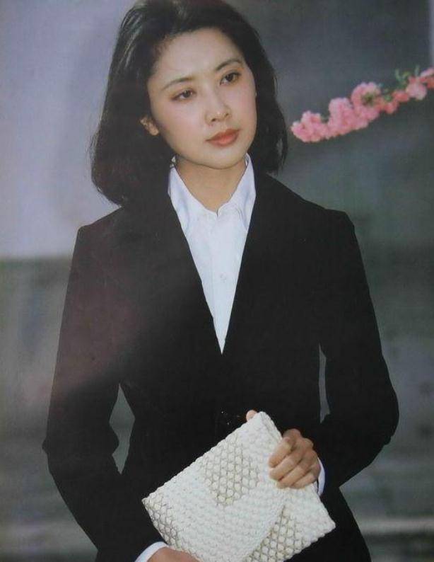 经人介绍后就开始追求朱琳,但自由二十多年的朱琳不想受到拘束,也不想