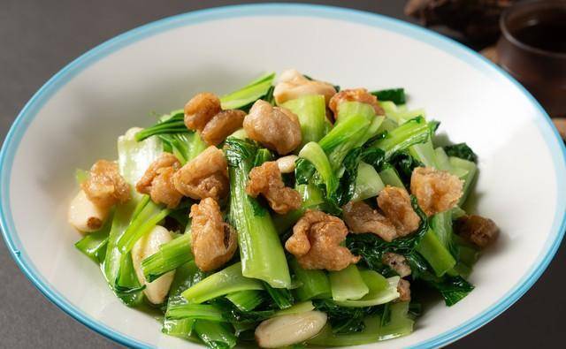 推荐食谱:油渣炒青菜进入冬季后青菜上市了,鲜嫩可口.