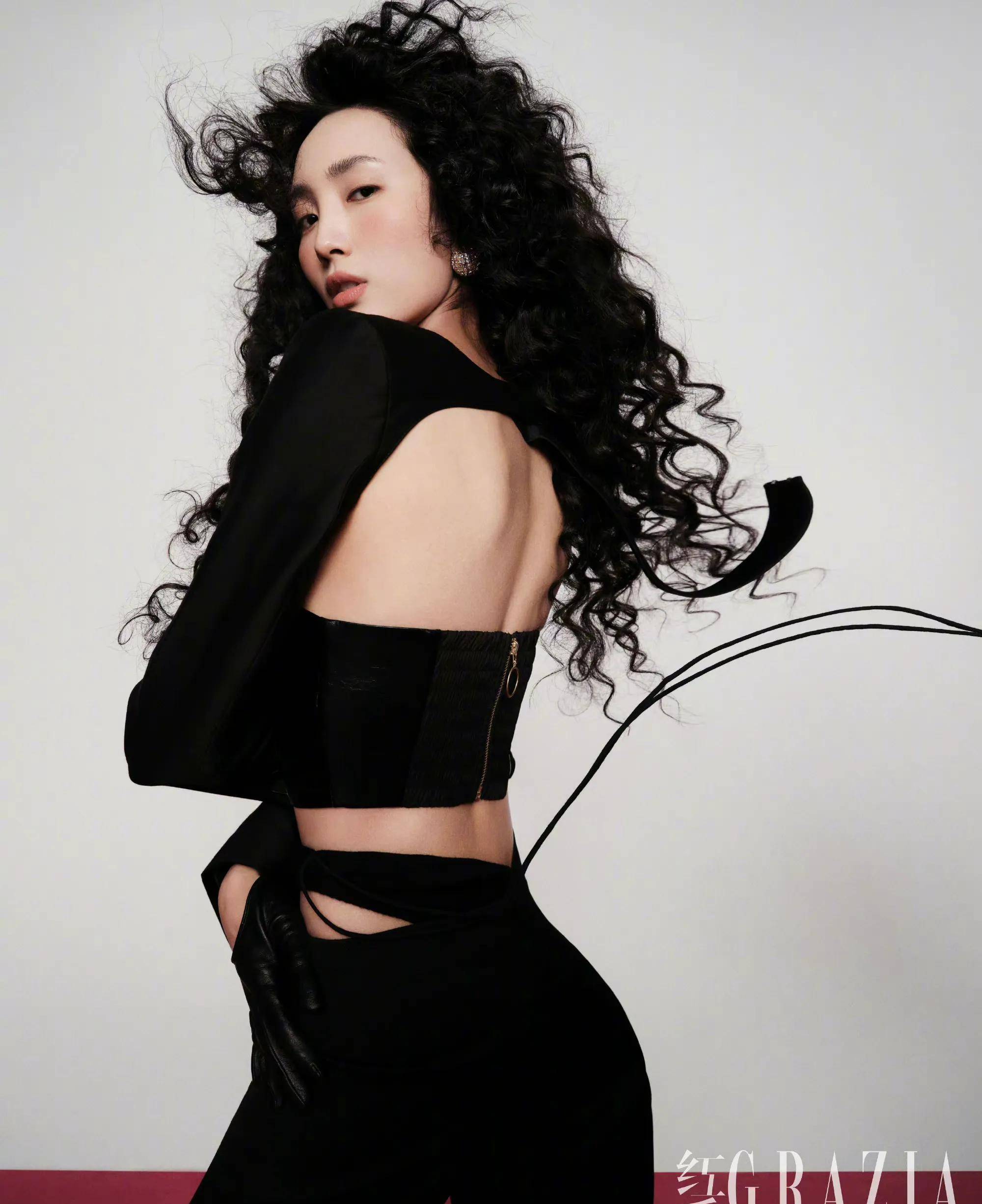 王紫璇红秀封面 s形身材秀美背迷人曼妙 复古羊毛卷造型港风十足_酷飒