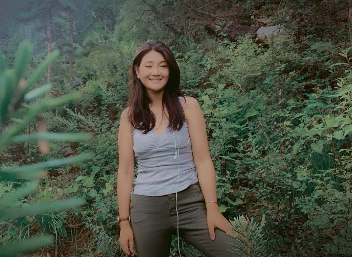 背心配修身裤身姿婀娜,梳微卷发年轻貌美_女性_灰色_好身材