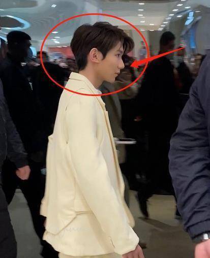 王源参加活动,身穿白色西装的照片看起来很真实,谁会笑他的健康宝照?