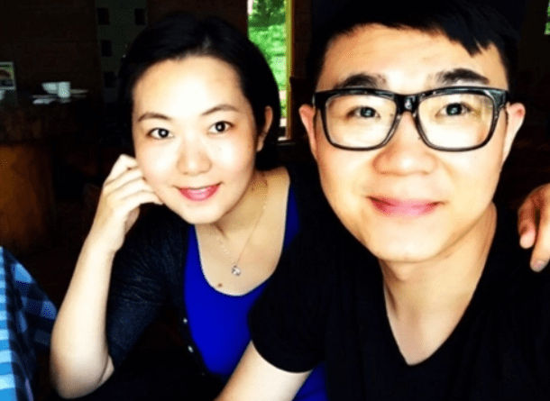 根据资料显示,大鹏现在还没有离婚,他的妻子还是张文露.