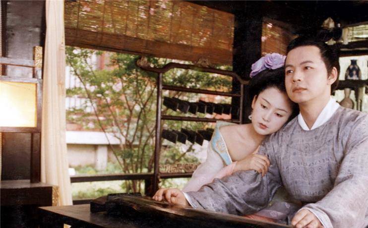 古代实行的一夫多妻制,在这种制度之下,男人可以三妻四妾左拥右抱