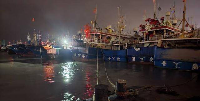 舟山沈家门避风渔民说:等台风过了马上开船出海_王跃兵_渔船_捕捞