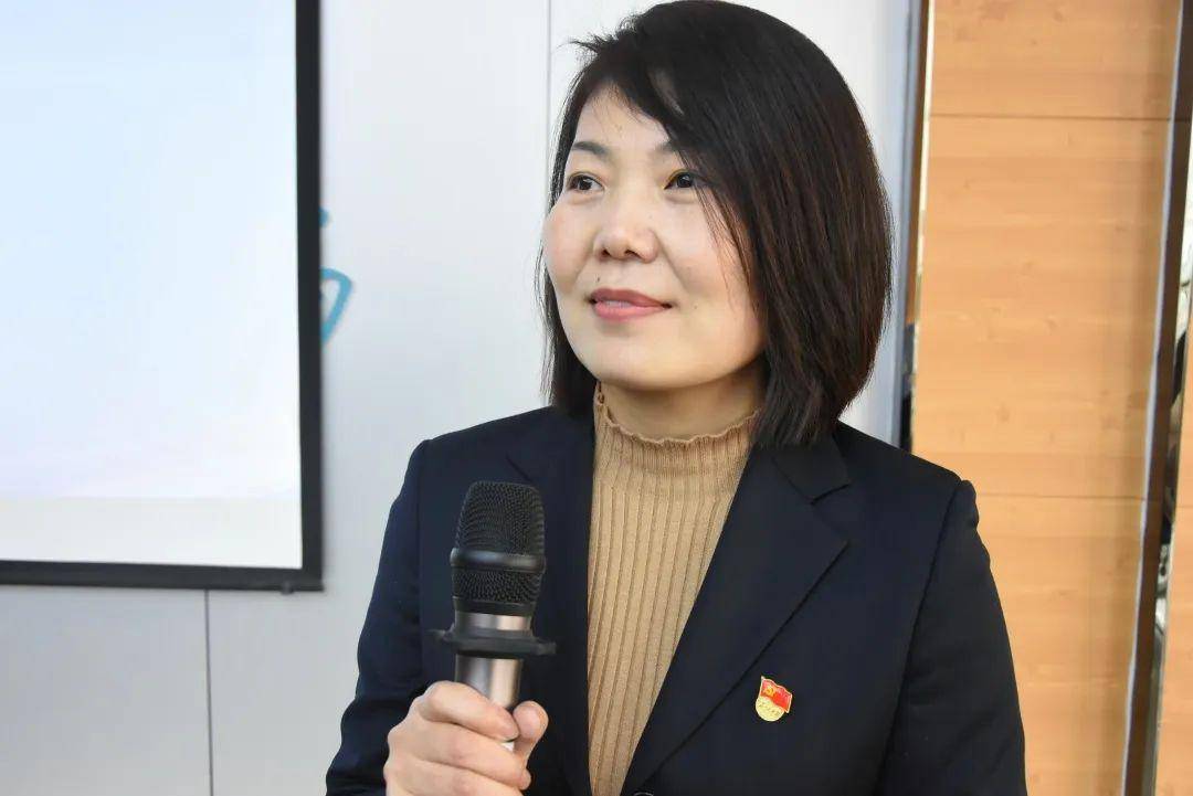 教师发展处主任 卫高锋课程与教学处主任 刘向荣党办主任 赵宁论坛上