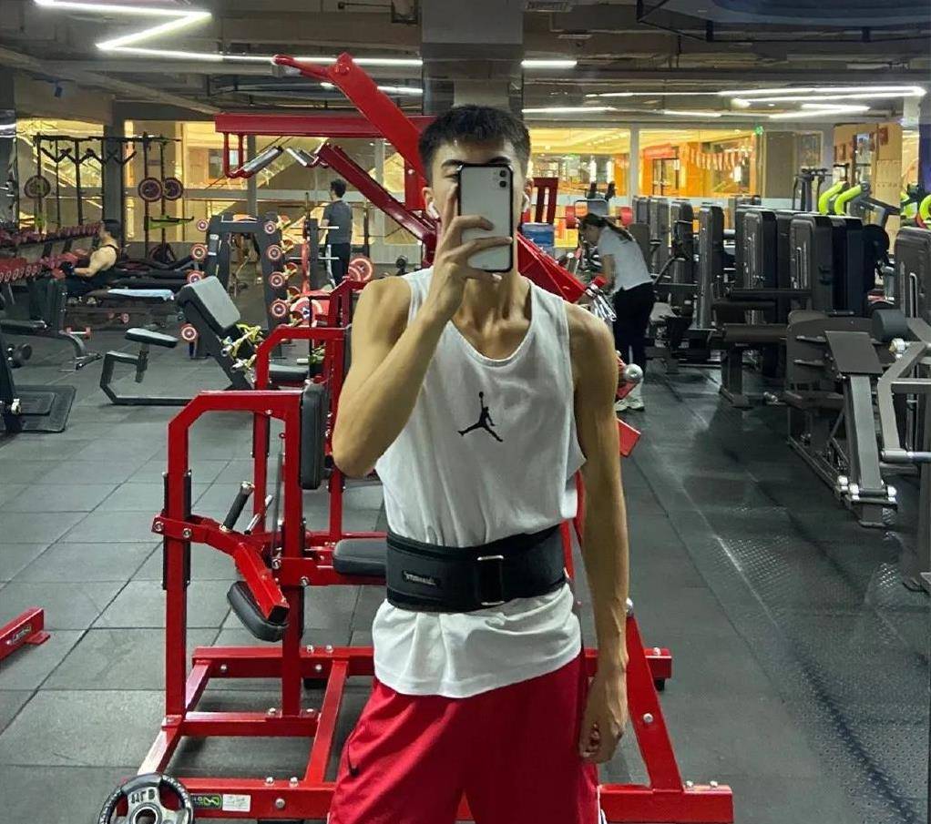 19岁篮球小伙,颜值出众身材高挑,这样的男孩你喜欢吗_帅哥_成都_皮肤